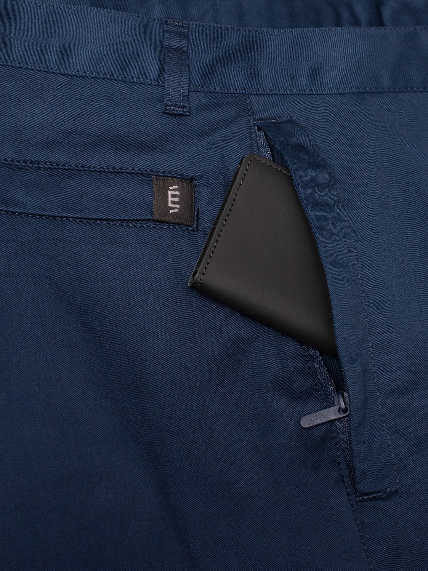 Travel-friendly men's trousers
