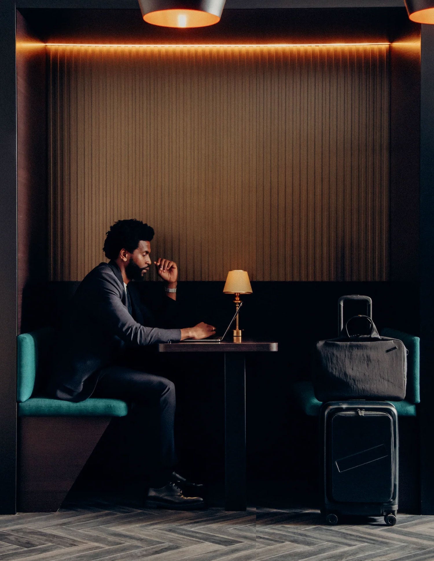 Travel Sharp, Work Smart: Elevate your Travelling Experience with Émigré