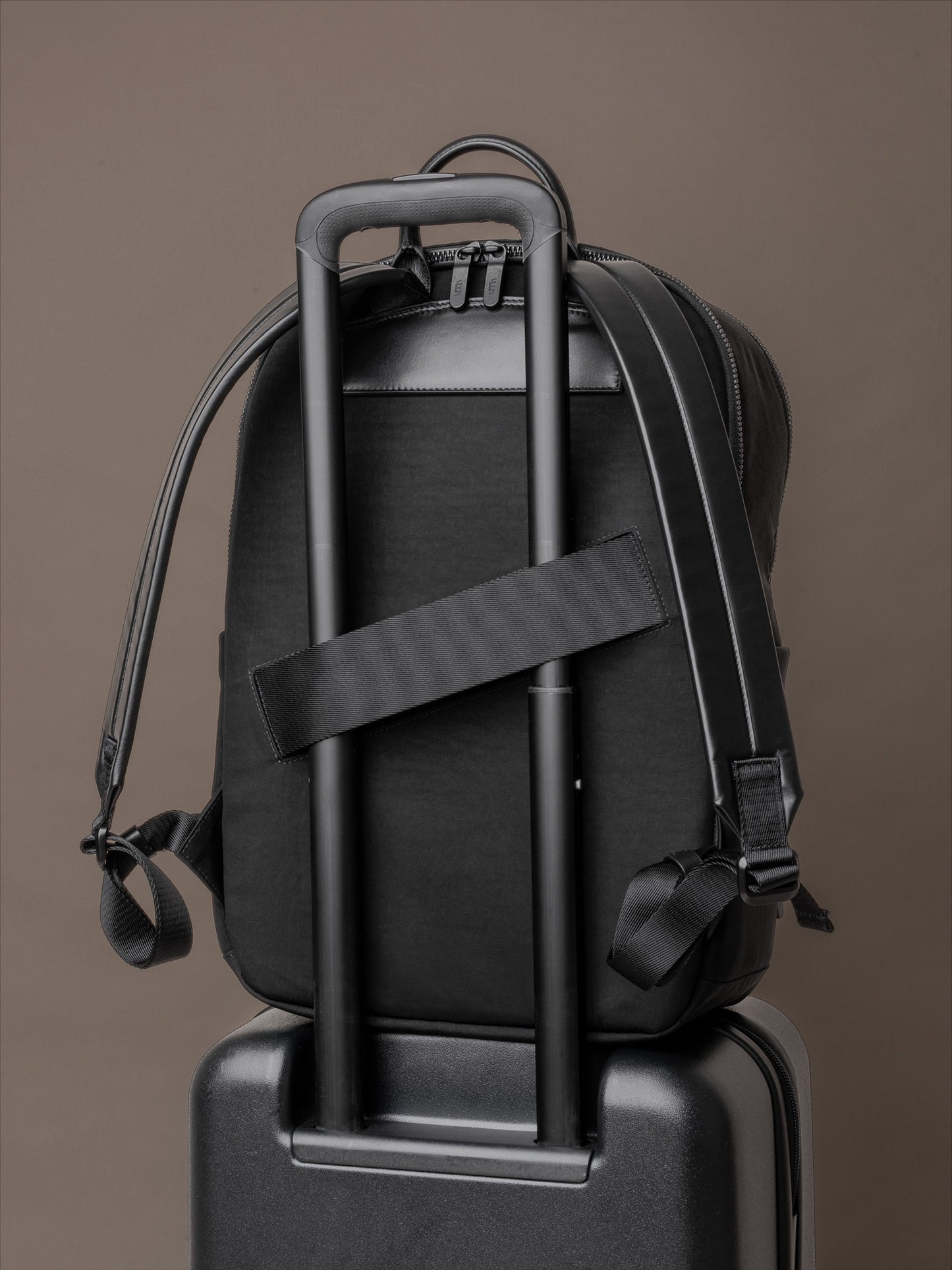 Video showcasing Émigré The Boardroom Backpack