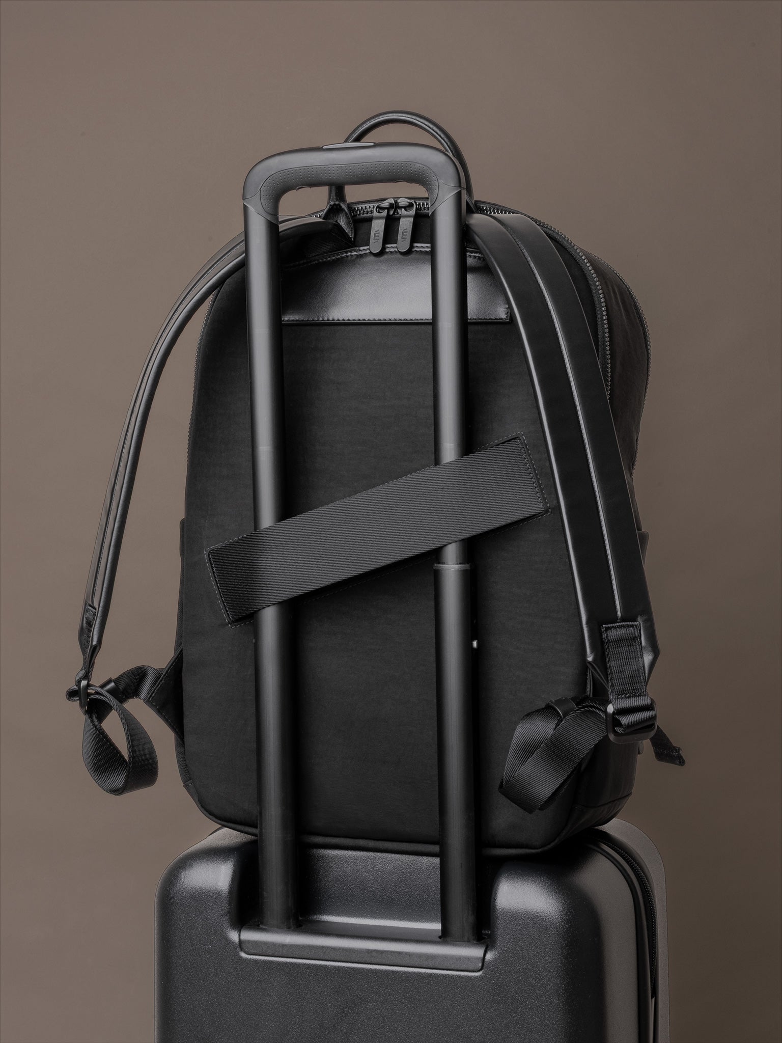 Video showcasing Émigré The Boardroom Backpack