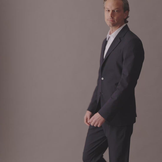 Video showcasing Émigré C-suite All-Season Blazer