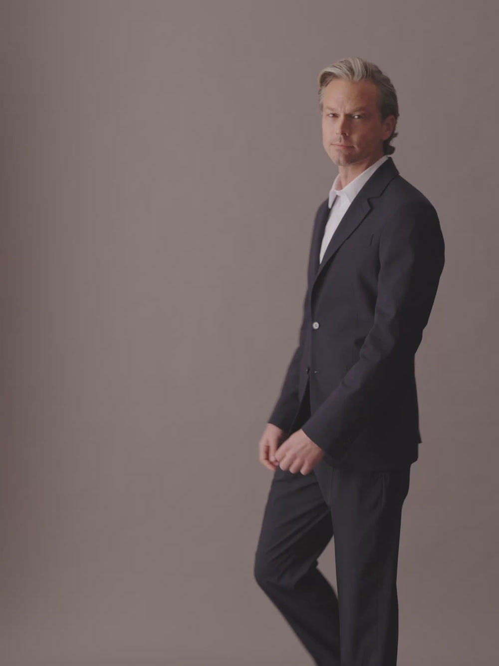 Video showcasing Émigré C-suite All-Season Blazer