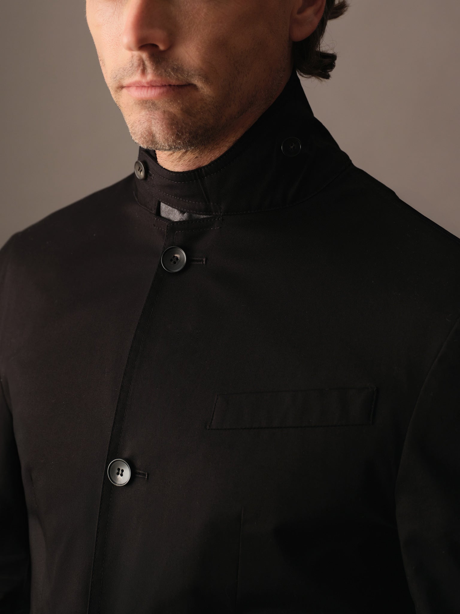 Front collar view highlighting the tailored neckline of the men’s cotton blazer