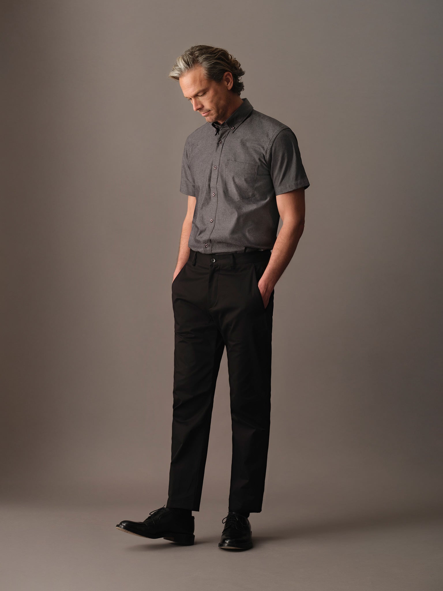 Model wearing cotton business pants for men in black
